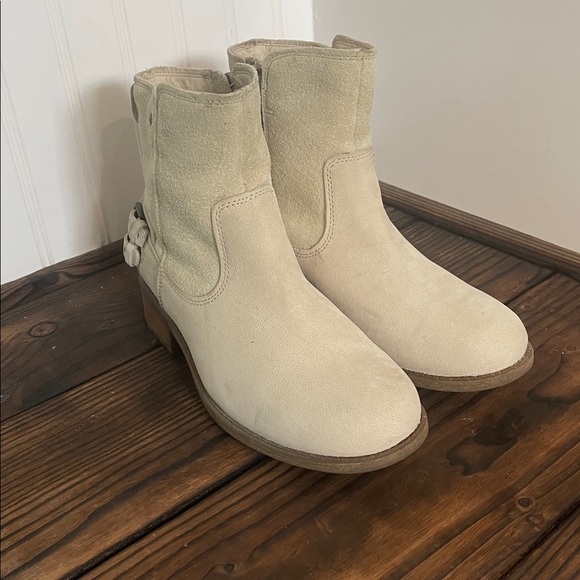 Like new UGG Orion Cream Ankle Boots with Zipper - Picture 2 of 7